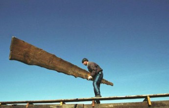 В Хакасии пьяный 17-летний подросток убил односельчанина доской