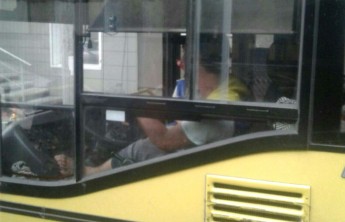 В Красноярске водитель управлял автобусом с задранной на панель ногой