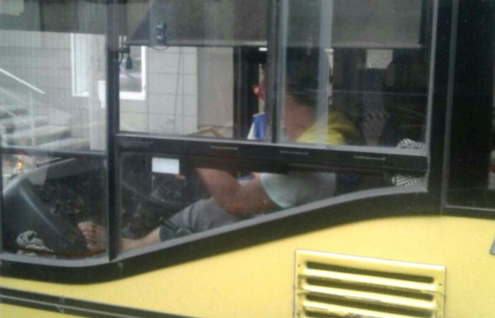 В Красноярске водитель управлял автобусом с задранной на панель ногой
