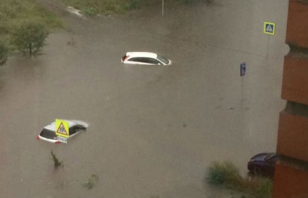 В Красноярске из-за сильных дождей затоплены дороги