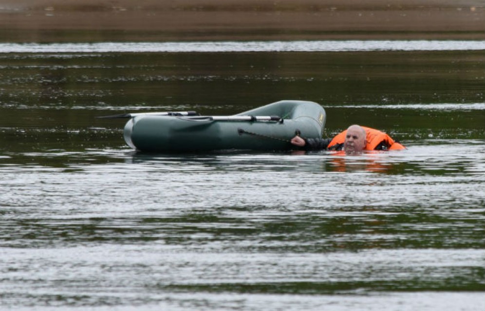 В Красноярском крае рыбаки с перевернувшейся лодки более 4 часов плавали на топливном баке