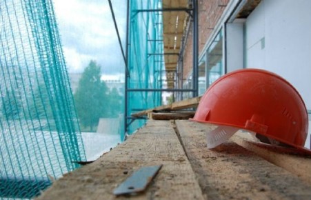 В Абакане строитель разбился, сорвавшись с высоты шестого этажа