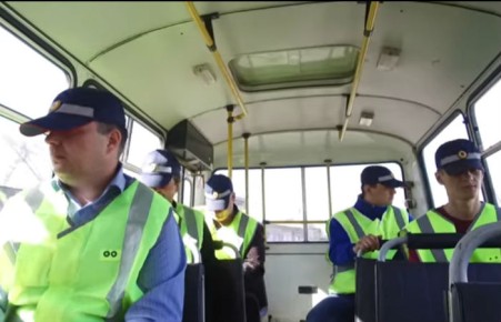 В Хакасии автомобилисты ради безопасности движения перепели песню группы "Грибы"