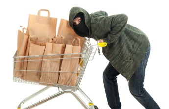 В Абакане грабители похитили два ящика пива и устроились пить на крыше гаража