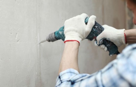 Житель Абакана порезал колеса соседу, который надоел ему своим ремонтом