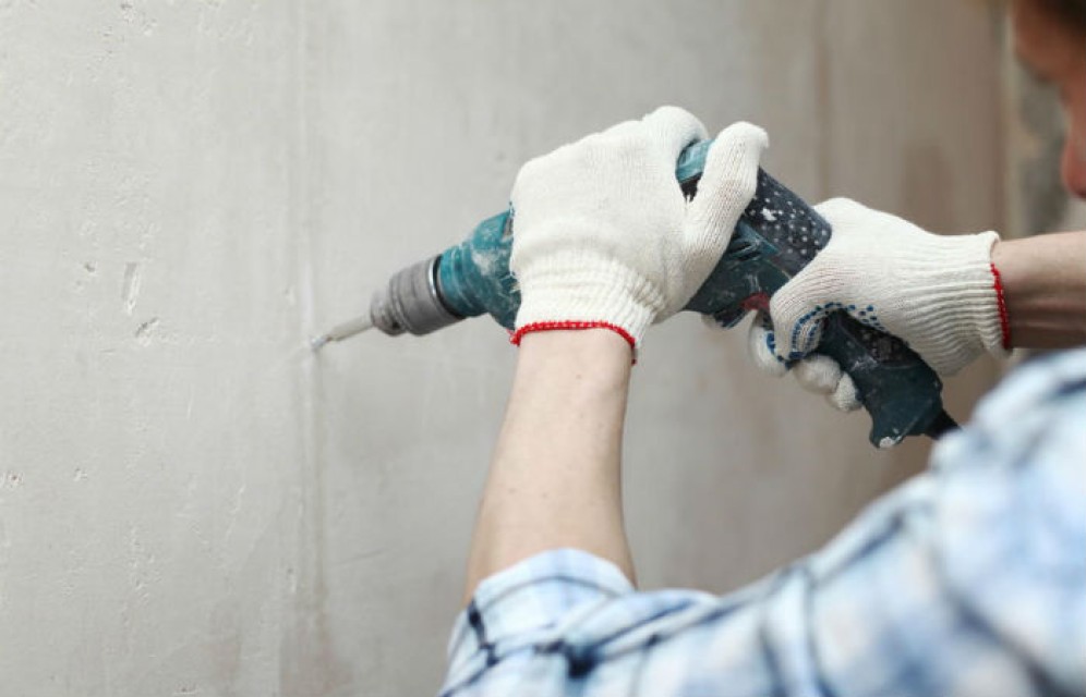 Житель Абакана порезал колеса соседу, который надоел ему своим ремонтом