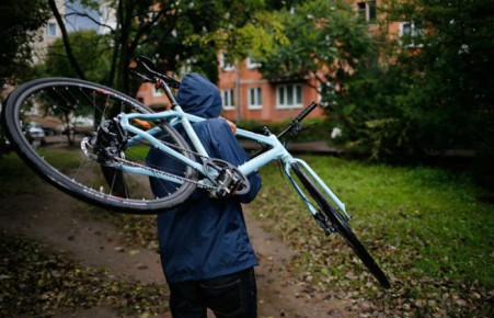 В Абакане бездомный сын ограбил отца