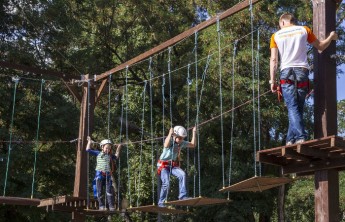 В Абакане возбуждено уголовное дело после падения ребенка в веревочном городке ​