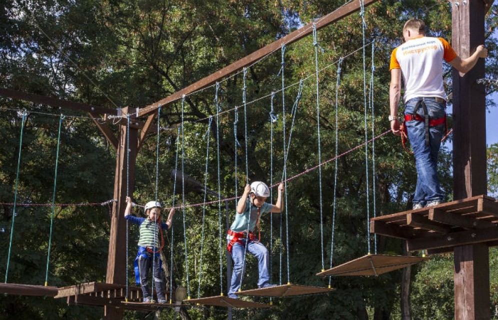 В Абакане возбуждено уголовное дело после падения ребенка в веревочном городке ​