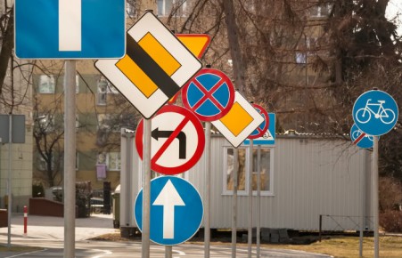 В России решили уменьшить дорожные знаки