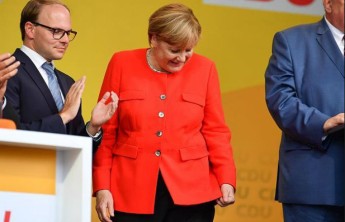 Меркель на митинге закидали помидорами