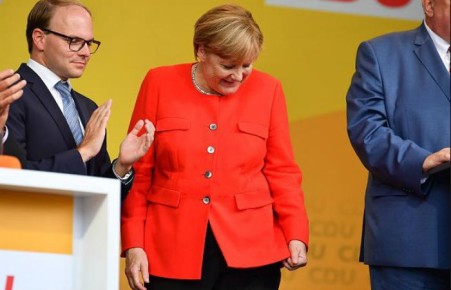 Меркель на митинге закидали помидорами