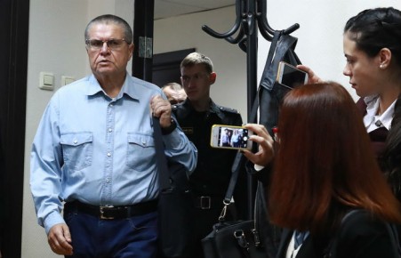 Улюкаев посоветовал "бояться данайцев, приносящих колбайцев"