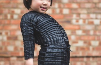 В Британии изобрели одежду, которая «растет» вместе с детьми