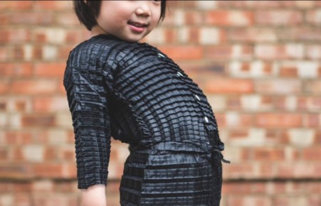 В Британии изобрели одежду, которая «растет» вместе с детьми