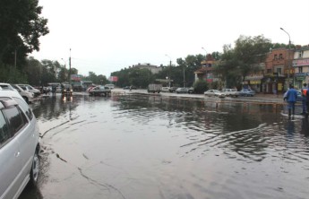 В Абакане коммунальщики с 6 утра откачивают воду на улицах