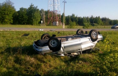 В Хакасии на трассе М-54 опрокинулся автомобиль — двое пострадавших