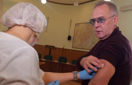 Мэр Абакана Николай Булакин показал пример горожанам и привился от гриппа