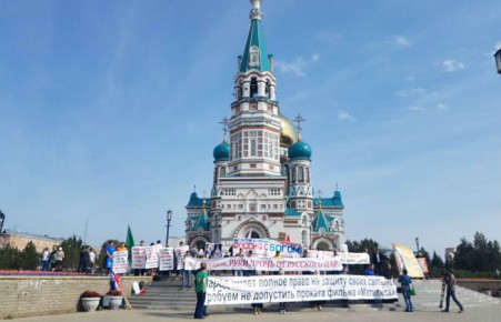 Омичи собрались на молитвенное стояние против «Матильды»