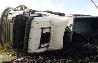 В Хакасии опрокинулся самосвал с углем