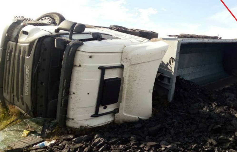 В Хакасии опрокинулся самосвал с углем