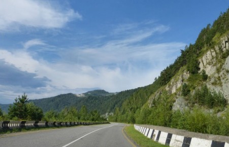 На трассе Саяногорск-Черемушки произошел сход скального грунта