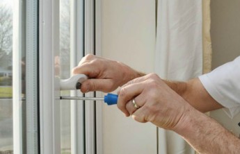 В Хакасии неизвестные оконщики ни за что берут с пенсионеров до 15 тысяч