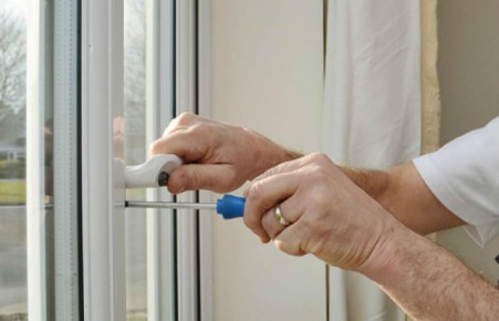 В Хакасии неизвестные оконщики ни за что берут с пенсионеров до 15 тысяч