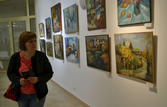 В Хакасии открылась выставка московских художниц «В моем саду»