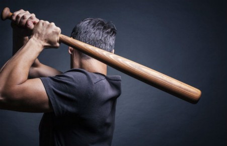 Жителя Абакана ограбили и чуть не убили битой в кафе