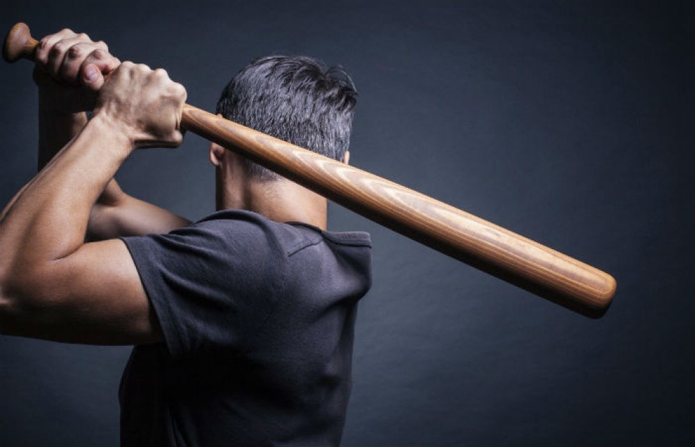 Жителя Абакана ограбили и чуть не убили битой в кафе