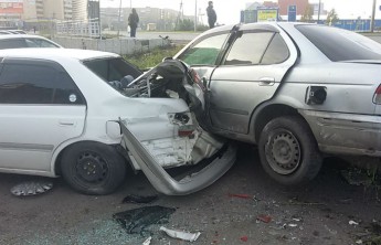 В Абакане водитель снес остановку