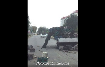 В Абакане на дороге оказались ящики с пустыми бутылками