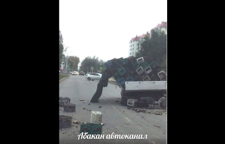 В Абакане на дороге оказались ящики с пустыми бутылками