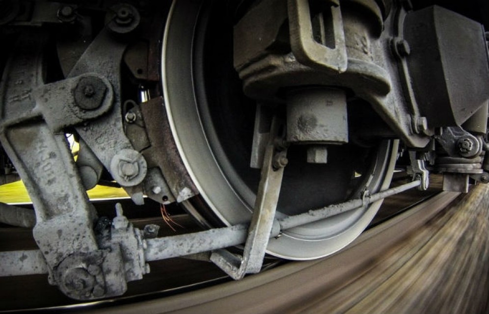 В Хакасии мать и дочь попали под поезд, девочка погибла