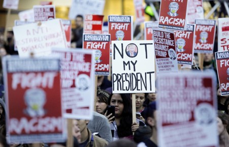 Тысячи протестующих вышли на акции против Трампа в Нью-Йорке