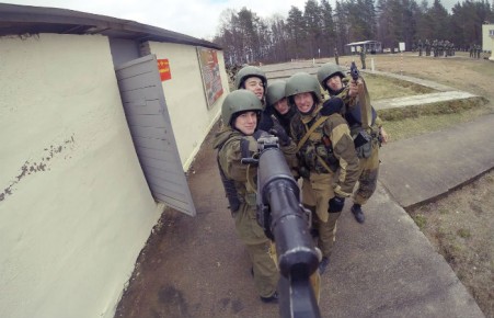 Минобороны запретит военным выкладывать селфи в соцсетях