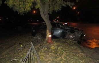 В Абакане водитель врезался в дерево и впал в кому