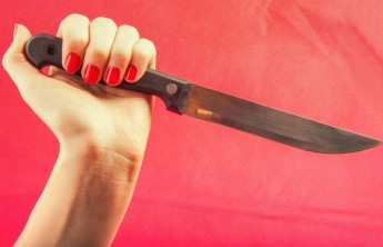 Жительница Черногорска чуть не убила приятеля за упреки в воспитании сына