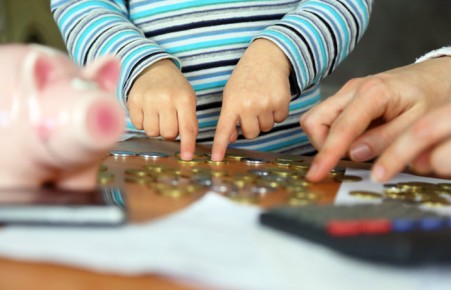 Выплату пособия по уходу за ребенком могут продлить до 7 лет