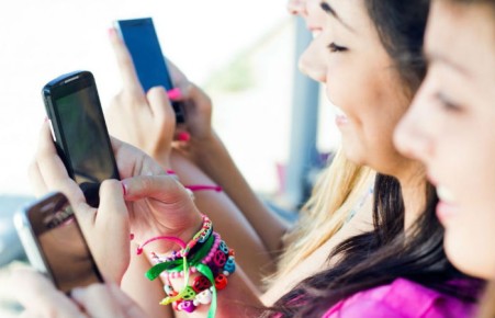 Девушка ослепла из-за непрерывной игры на смартфоне