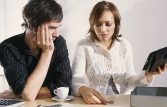 Москвичи берут в долг на шопинг, регионам не хватает на еду