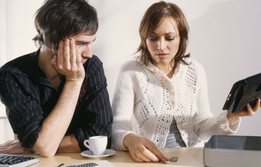 Москвичи берут в долг на шопинг, регионам не хватает на еду