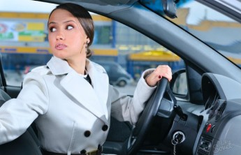 В Белом Яре автоледи задним ходом сбила пенсионерку и сломала ей обе ноги ​