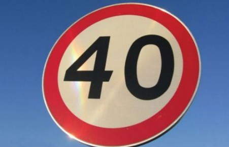 На опасных участках дорог в Абакане на зиму ограничат скорость