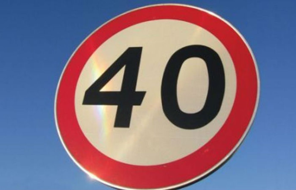 На опасных участках дорог в Абакане на зиму ограничат скорость