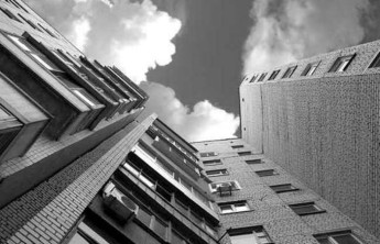 В Абакане 18-летний парень сбросился с 12-го этажа