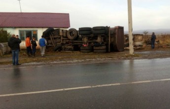 В Хакасии фура врезалась в дом и засыпала его углем