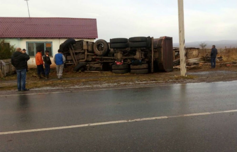В Хакасии фура врезалась в дом и засыпала его углем