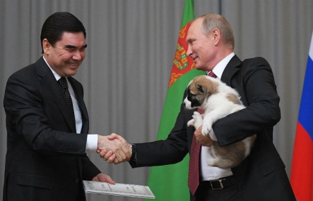 Президент Туркмении подарил Путину алабая